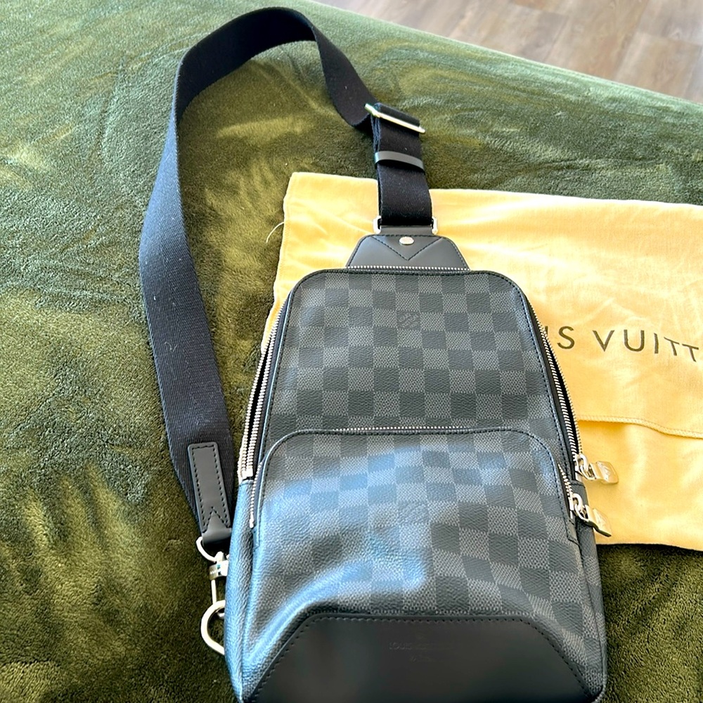 LOUIS VUITTON Avenue Damier Graphite Canvas Slingbag, Pristine EUC Sling bag 🖤🩶